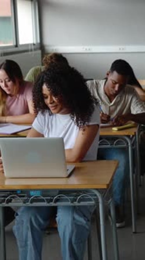 Joven grupo de estudiantes diversos que estudian en el aula de la escuela secundaria