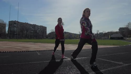 Las niñas pasan ejercicios de entrenamiento