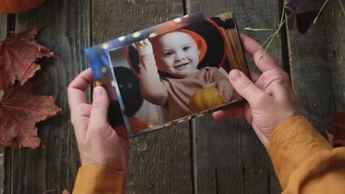 Fotos impresas de Halloween con manos femeninas navegando e impresión fotográfica