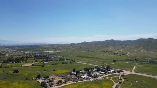 Vídeo aéreo sobre os campos floridos em Perris, Estados Unidos
