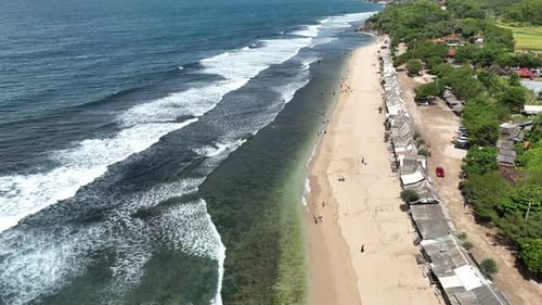Luftaufnahme des tropischen Strandes mit weißem Sand am Sepanjang Beach, Yogyakarta, Indonesien.