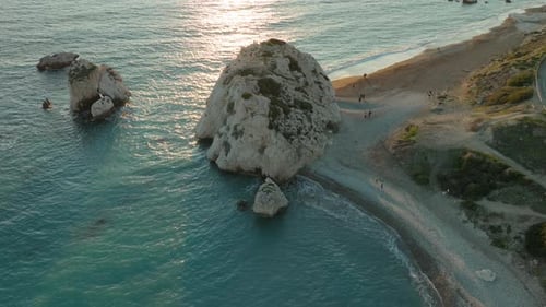 Le rocher d'Aphrodite en vue aérienne à l'heure d'or, Paphos, Chypre