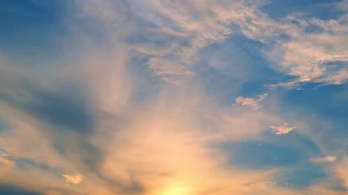 Sonnenuntergangshimmel mit Wolken im Zeitraffervideo