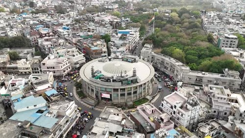 4K-Luftdrohnenaufnahmen des Einkaufskomplexes Kamla Nagar Roundabout in Nord-Delhi, Indien