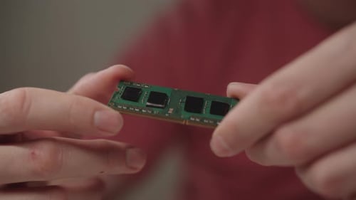 Techniker, der das Ram-Modul in den Händen hält, führt Komponenteninspektion durch und diagnostiziert Computerhardware
