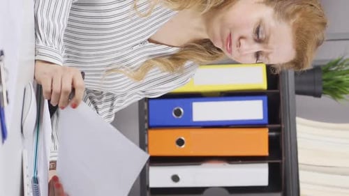 Vertikales Video einer reifen Geschäftsfrau, die im Büro an einer Angststörung leidet.