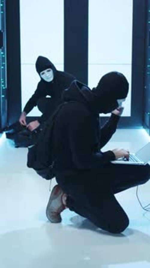 De mystérieux intrus envahissent un espace de haute technologie regorgeant de risques et de technologies de pointe