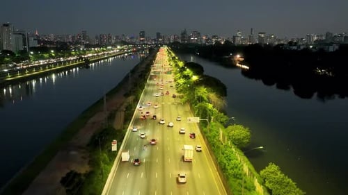 Paisagem noturna da Rodovia Marginal Pinheiros em São Paulo, Brasil
