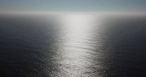Luftaufnahme des Ozeans in der Reflexion der Sonne