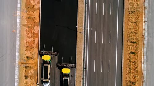 Luftaufnahme der Asphaltpflasterung von Autobahnen mit Baumaschinen