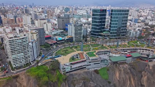Vista aérea vibrante del centro comercial Larcomar en Lima, Perú