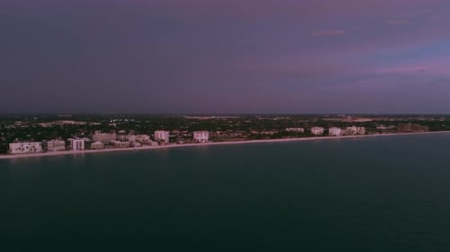 Foto aérea de los edificios de la ciudad de Naples, Florida, al atardecer