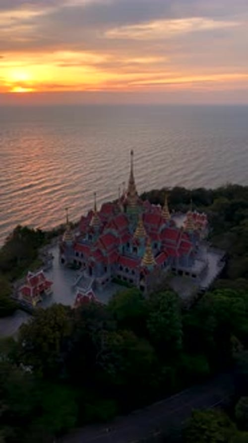 Vue majestueuse du coucher de soleil sur le temple Phra Mahathat Chedi Phakdee Prakat sur la colline de Thong Chai en Thaïlande