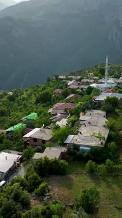 Vidéo verticale : Sérénité dans les montagnes : aperçu d'un petit village du sud de la Turquie