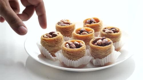 Baklava à dessert turc fait main sur table