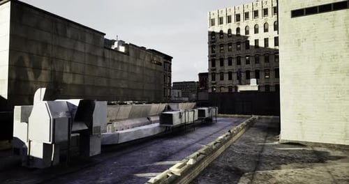 Vista urbana de la azotea con estructuras industriales y edificios de la ciudad a la luz del día