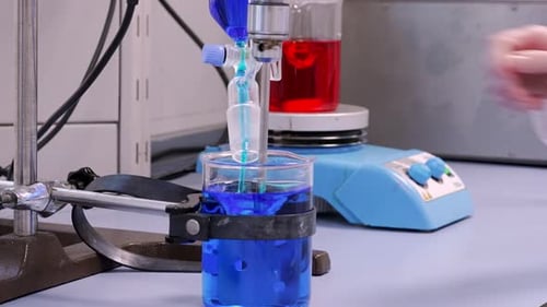 Mélanger un liquide bleu et rouge dans un laboratoire