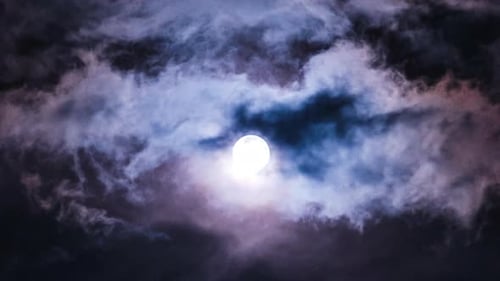Zeitraffer des Vollmonds bewegt sich am Nachthimmel durch dunkle Wolken, Mondaufgang