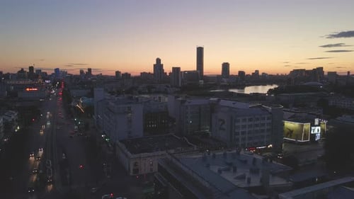 Vista aérea noturna do centro de Ecaterimburgo, metrópole, metrópole de Ecaterimburgo, mistura de arranha-céus