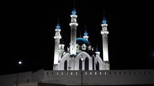 Belle mosquée illuminée de nuit