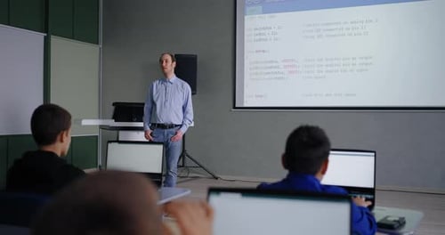 Programmierkurse für Schüler, Jugendliche und Jungen, die erwachsenen männlichen Lehrern zuhören und auf Laptops schauen
