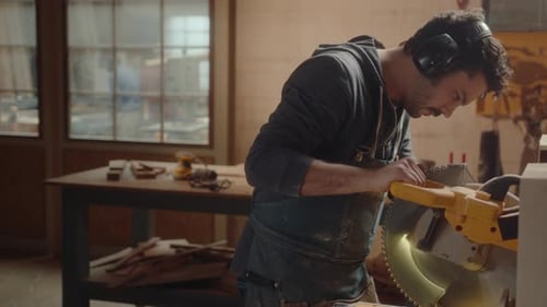 Menuisier utilisant une scie circulaire dans un atelier de menuiserie