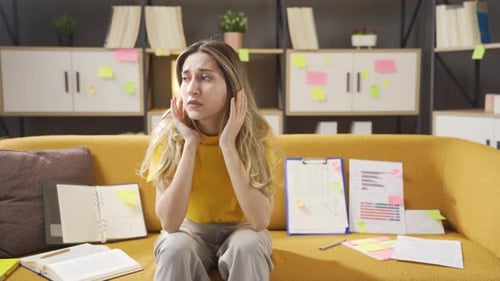 Estudiante femenina sin éxito estudiando.
