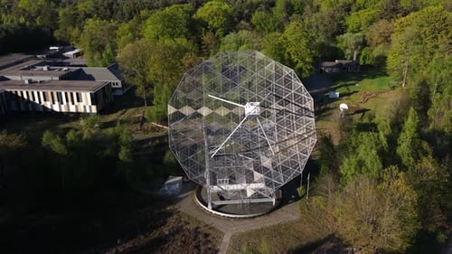 Vue aérienne du radiotélescope Dwingeloo en forêt