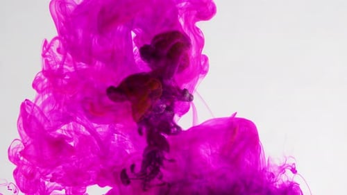 pompe d'injection de liquide violet vif dans le réservoir d'eau, visuel de fond de couleur vive