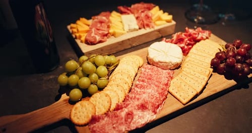Plateau de fromages, charcuterie et fruits avec craquelins pour le goûter, nourriture ou charcuterie pour la restauration