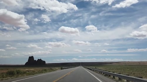 An einem Sommertag einen abgelegenen Highway in Arizona entlang fahren