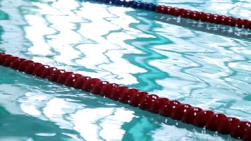 Schwimmbadwege. Klares Wasser im Schwimmbad mit Rennbahnen. Leere Wege im Schwimmbad