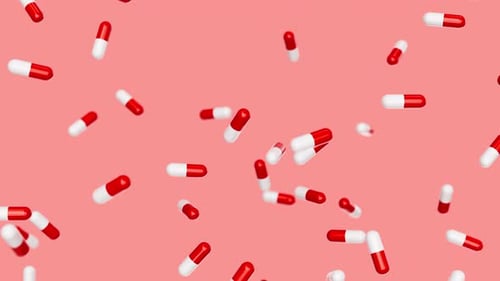 Weiße rote Kapseln fallen langsam vor rotem Hintergrund, Medikamente, Pillen, Tabletten, Medizinkonzept, 3D-Renderer
