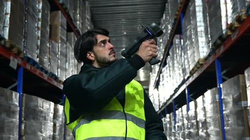 Lagerarbeiter scannt Barcodes im Kühlhaus