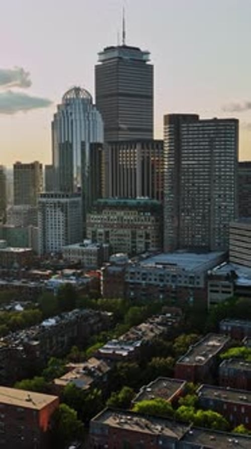 Vista aérea vibrante del horizonte de Boston durante la hora dorada