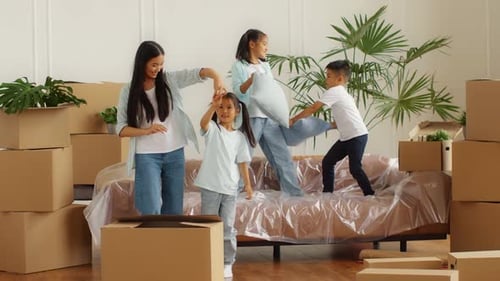 Die Familie zieht in ein neues Zuhause um und packt gleichzeitig die Boxen im geräumigen Wohnbereich aus