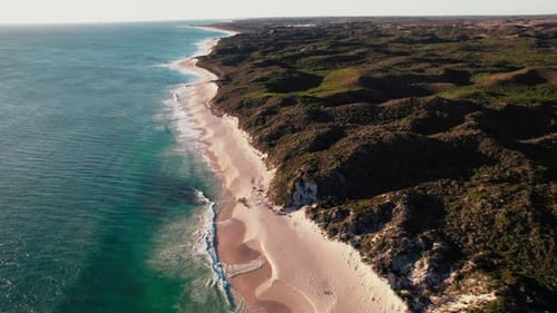 Luftaufnahme von Strand und Meer