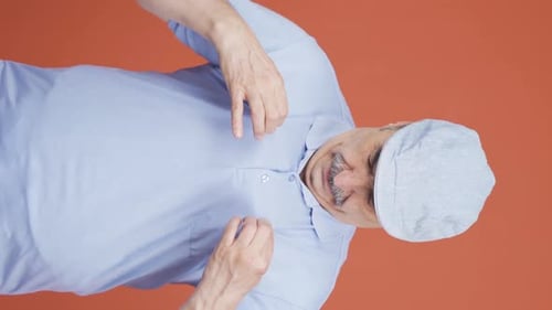 Vidéo verticale de La température élevée de l'air étouffe le vieil homme.