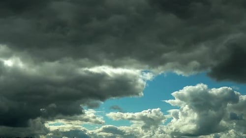 Zeitraffer des dunklen Himmels mit Wolken. Geschwollene, flauschige Wolken am Nahhimmel