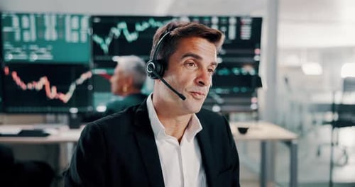 Aktienhandel, Mann und Gespräch mit Headset im Büro für den Kundensupport