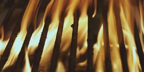 Flammen mit leerem Grillrost