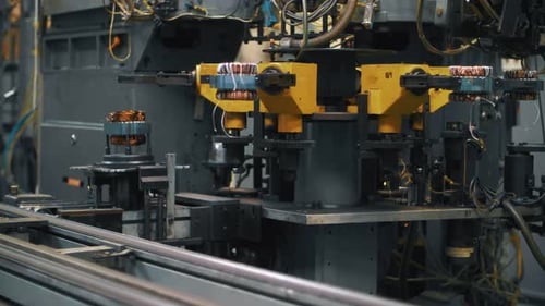 Metalldetail mit Kupferdraht, der sich im Werk auf der Montagelinie bewegt. Automatisch