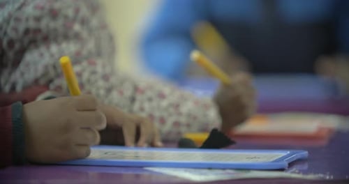 Junge schwarze Kinder schreiben auf Schiefertafeln