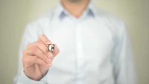 Planification des tâches : homme, écriture sur écran transparent