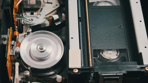 El casete de vídeo VHS se coloca dentro de la grabadora VCR y se reproduce