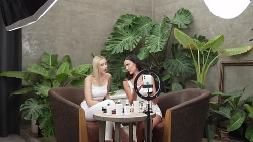 Vídeo tutorial de belleza y cosmética para una mujer joven haciendo contenido. Relajarse