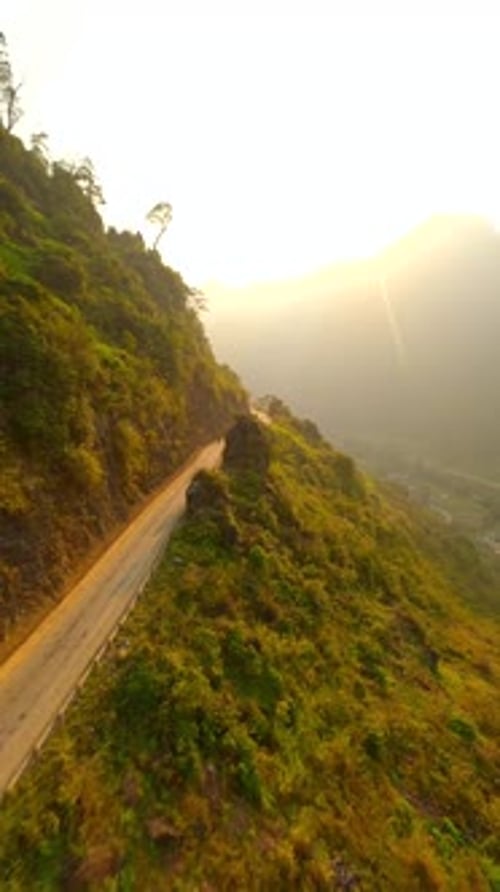Vue aérienne de la route panoramique dans les montagnes au coucher du soleil au Vietnam