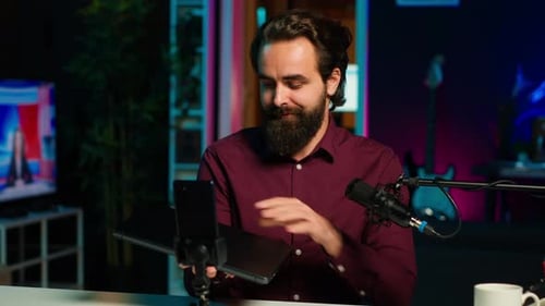 Un experto en tecnología hace marketing de influencia promocionando Notebook