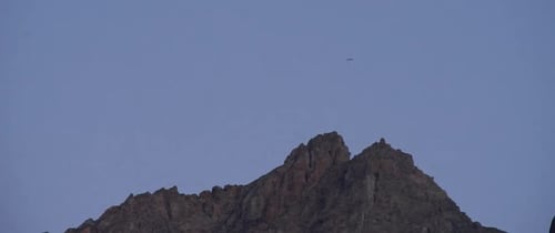Timelapse diurno e noturno de pássaros sobre o Monte Piltriquitron, Patagônia, Argentina, foto baixa e larga