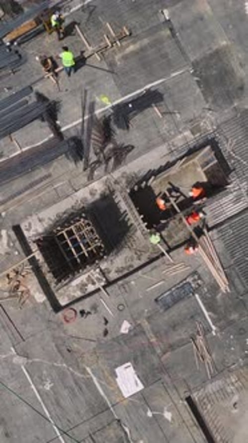Vídeo vertical: el rápido progreso de la construcción capturado en Timelapse con ingenieros y constructores